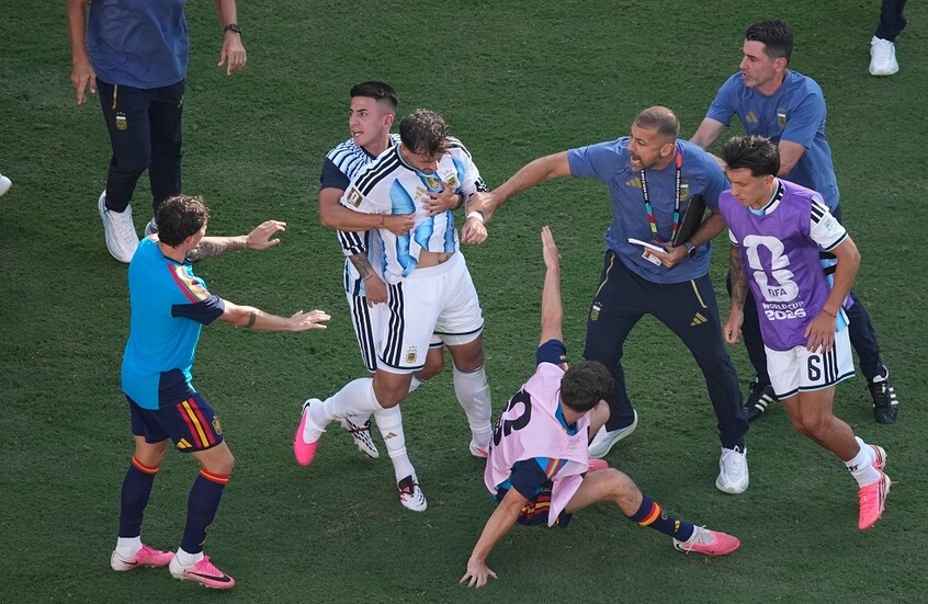 سلوك مشين.. اعتداء بعض لاعبي الأرجنتين على أحد لاعبي إسبانيا بعد الهزيمة في مونديال 2026 (فيديو)