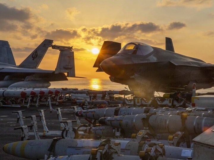 CNN: الولايات المتحدة تعزز وجودها في المنطقة بإرسال مقاتلات وناقلات وقود مع تصاعد التوتر مع إيران