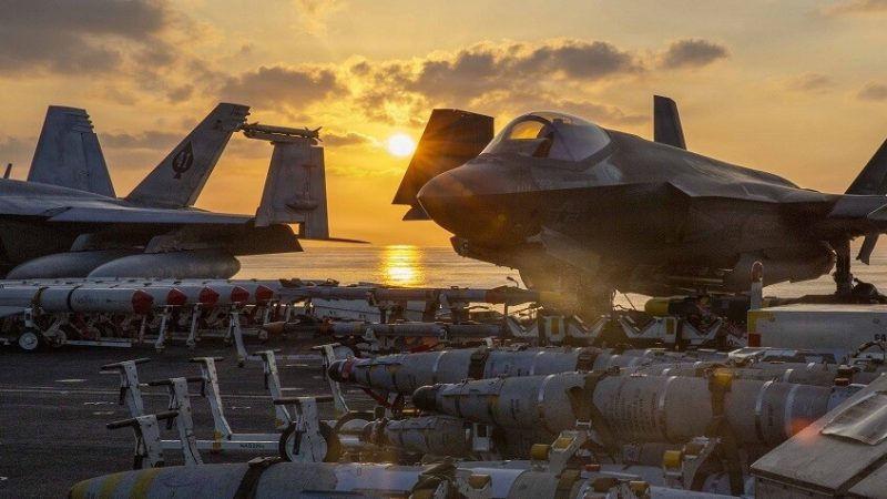 CNN: الولايات المتحدة تعزز وجودها في المنطقة بإرسال مقاتلات وناقلات وقود مع تصاعد التوتر مع إيران