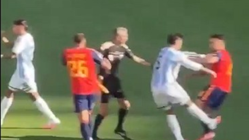 أول تحرك من “الفيفا” بعد فوضى نهائي المونديال بين الأرجنتين وإسبانيا