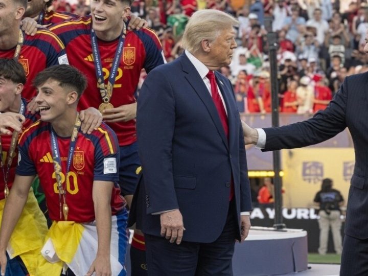 فيفا تستبعد ترامب من الصورة الرسمية لتتويج إسبانيا بكأس العالم