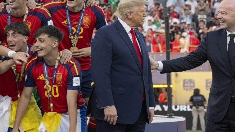 فيفا تستبعد ترامب من الصورة الرسمية لتتويج إسبانيا بكأس العالم