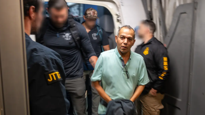 القبض على واحد من “أكثر المحتالين المطلوبين” لدى الـFBI في الشرق الأوسط