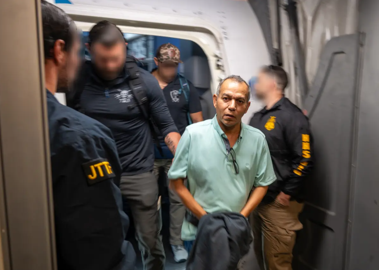 القبض على واحد من “أكثر المحتالين المطلوبين” لدى الـFBI في الشرق الأوسط