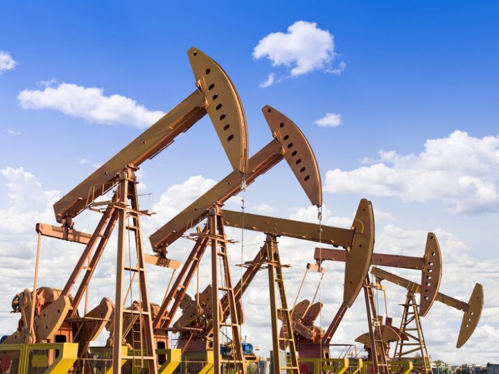 “رويترز”: حرب الشرق الأوسط تقلب توقعات سوق النفط بين عجز 2026 وفائض 2027