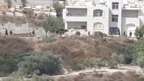 مستوطنون يهاجمون بلدات فلسطينية وحكومة نتنياهو تتحضر للرد على حادثة بلدة تل