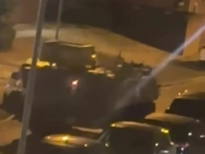جنديان بريطانيان في حالة سكر شديد يسرقان ناقلة جند مدرعة ويصطدمان بعدة مركبات مدنية (فيديو)