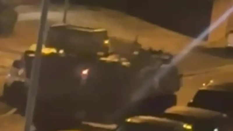 جنديان بريطانيان في حالة سكر شديد يسرقان ناقلة جند مدرعة ويصطدمان بعدة مركبات مدنية (فيديو)