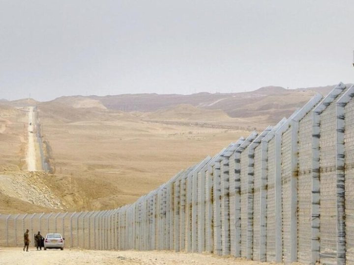 صحيفة عبرية تكشف: مصر تسارع بنشر قوات دولية وتجهز مناطق إيواء مؤقتة في رفح لتجنب الفراغ الأمني