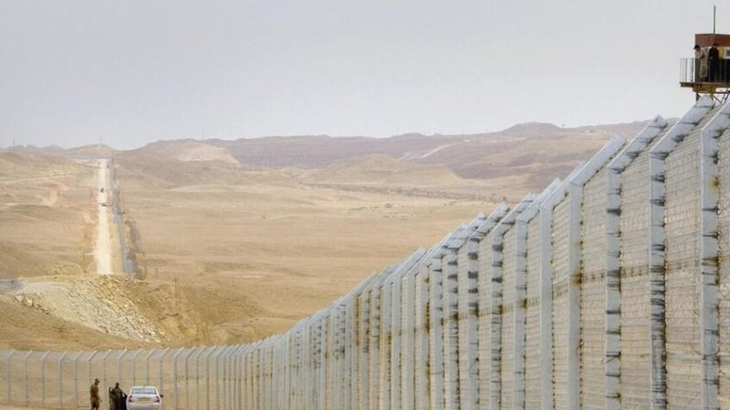 صحيفة عبرية تكشف: مصر تسارع بنشر قوات دولية وتجهز مناطق إيواء مؤقتة في رفح لتجنب الفراغ الأمني