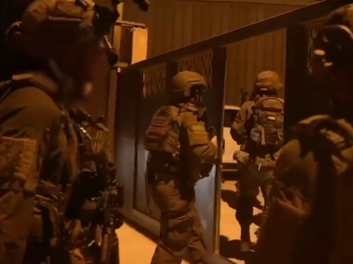 القوات الإسرائيلية تعتقل أكثر من 70 فلسطينيا خلال مداهمات في الضفة الغربية