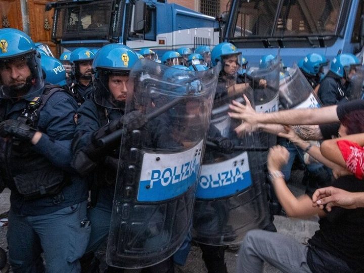 إصابة أكثر من 60 عنصر شرطة في اشتباكات مع متظاهرين في إيطاليا