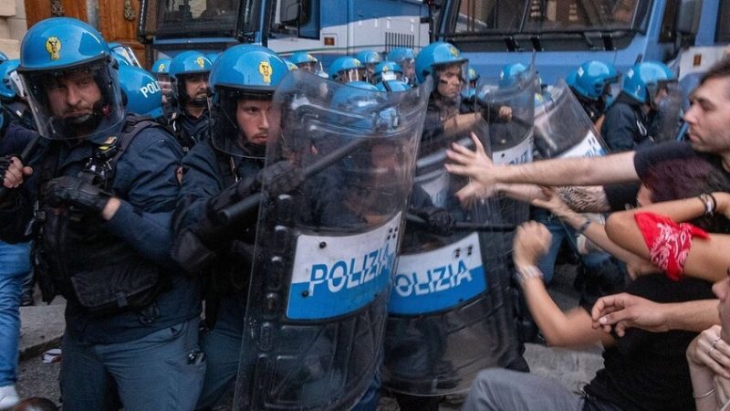 إصابة أكثر من 60 عنصر شرطة في اشتباكات مع متظاهرين في إيطاليا