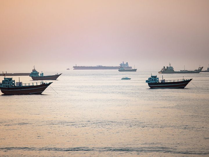 إيران وعُمان تبحثان تنظيم حركة الملاحة في مضيق هرمز وتحرزان تقدما في المفاوضات