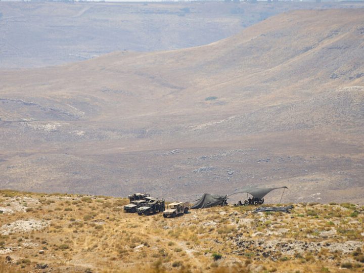 الجيش الإسرائيلي يعلن اعتقال مدنيين عبرا الحدود إلى سوريا