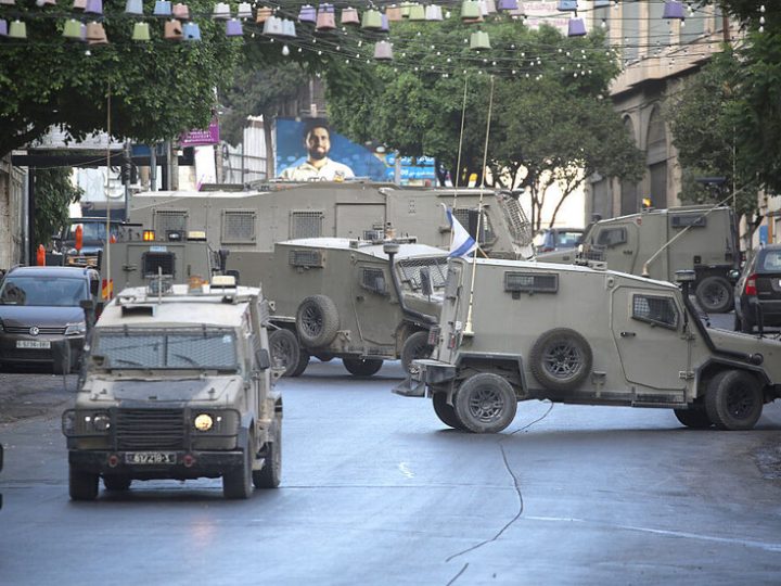 الجيش الإسرائيلي: اعتقال أربعة فلسطينيين متهمين بسرقة سلاح جندي إسرائيلي
