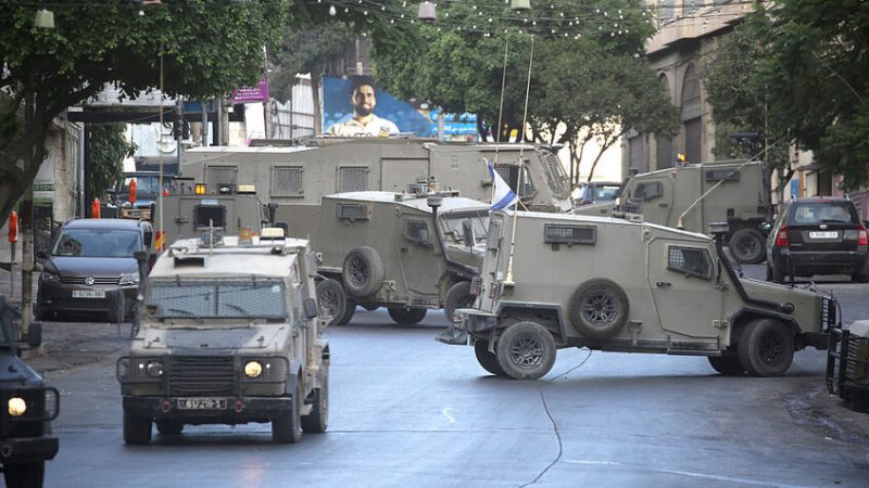 الجيش الإسرائيلي: اعتقال أربعة فلسطينيين متهمين بسرقة سلاح جندي إسرائيلي