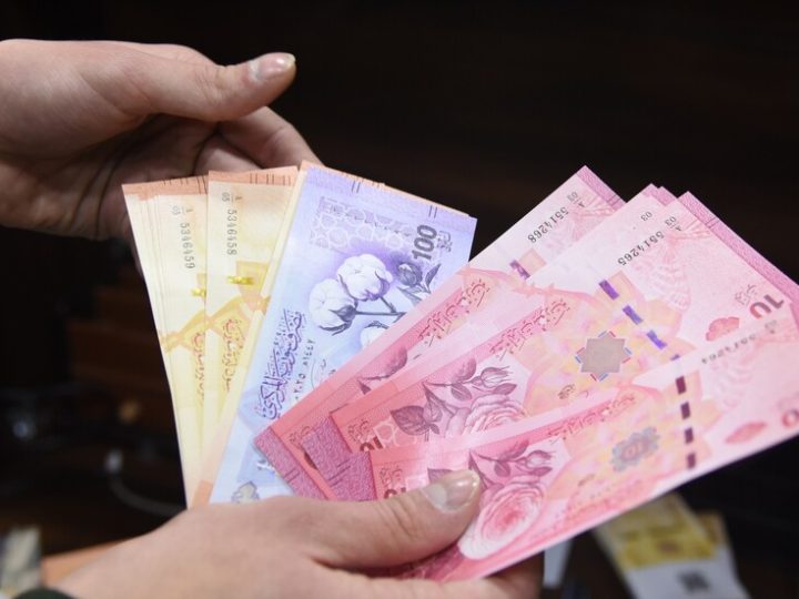 سوريا.. سماسرة العملة يراكمون الأرباح في الوقت المتبقي لاستبدالها