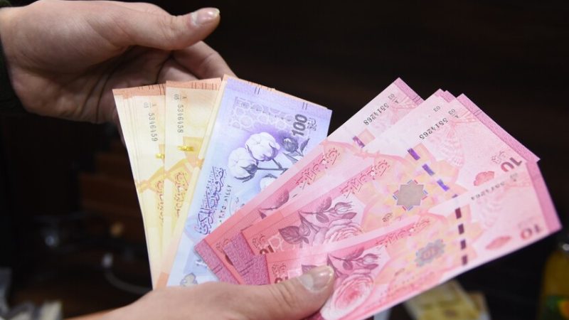 سوريا.. سماسرة العملة يراكمون الأرباح في الوقت المتبقي لاستبدالها