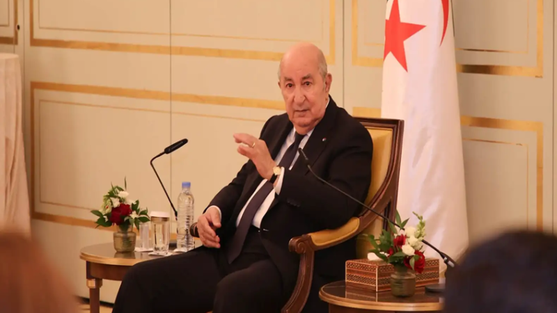 تبون يهاجم “دويلة” عربية: أينما تحل يزهق الدم.. ونحن مع مصر والسعودية في خندق واحد (فيديو)