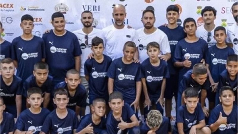 شاهد.. غوارديولا يستضيف 25 طفلا فلسطينيا بمعسكره الصيفي