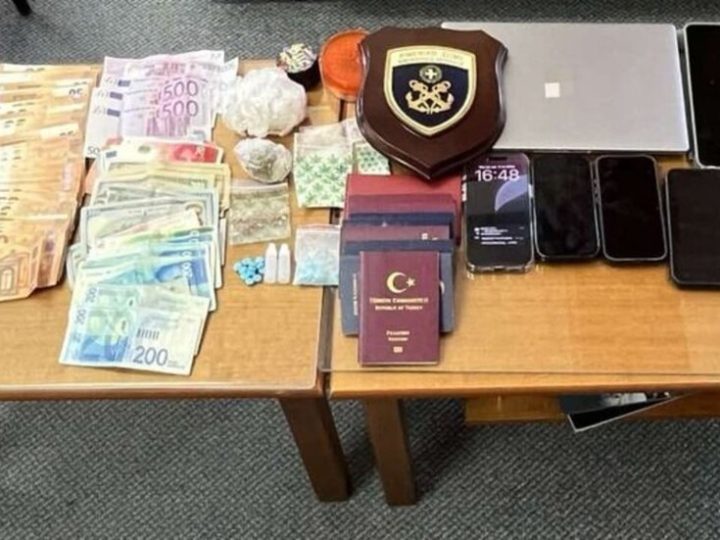 السلطات اليونانية تعتقل أربعة إسرائيليين وأربعة أجانب بحوزتهم مخدرات على متن قارب