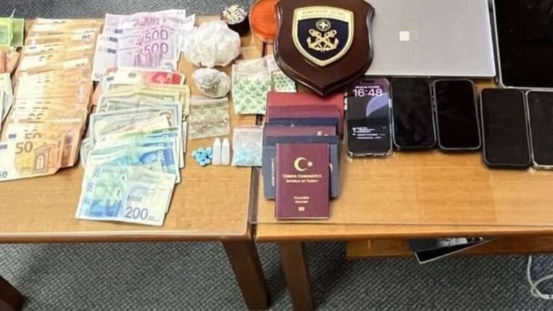 السلطات اليونانية تعتقل أربعة إسرائيليين وأربعة أجانب بحوزتهم مخدرات على متن قارب