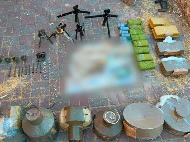 الجيش الإسرائيلي: ضبط عشرات الأسلحة لـ”حزب الله” في المنطقة الأمنية في جنوب لبنان