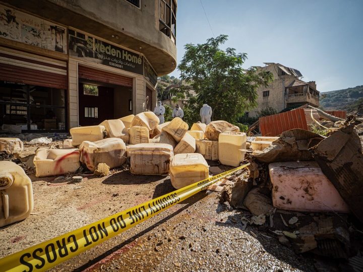 حاويات بكتابة عبرية.. يونيفيل يعلن العثور على 4 أطنان نيترات أمونيوم شديدة الانفجار جنوب لبنان (صور)