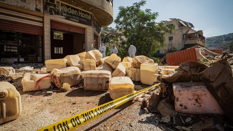 حاويات بكتابة عبرية.. يونيفيل يعلن العثور على 4 أطنان نيترات أمونيوم شديدة الانفجار جنوب لبنان (صور)