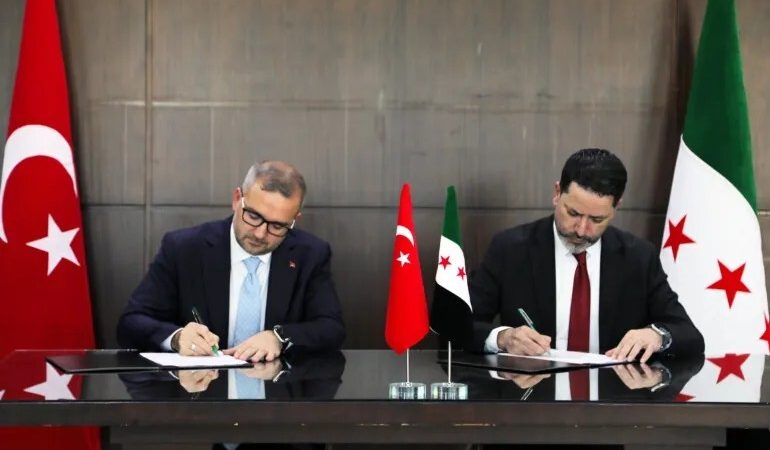 يقلل الاعتماد على العملات الأجنبية.. تركيا وسوريا توقعان اتفاق حساب وديعة بالليرة لتعزيز التعاون