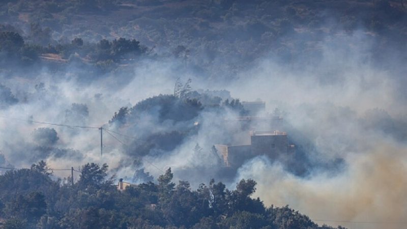 جزيرة كريت… إنقاذ 29 شخصا ألقوا بأنفسهم في البحر هربا من حرائق الغابات (فيديو)