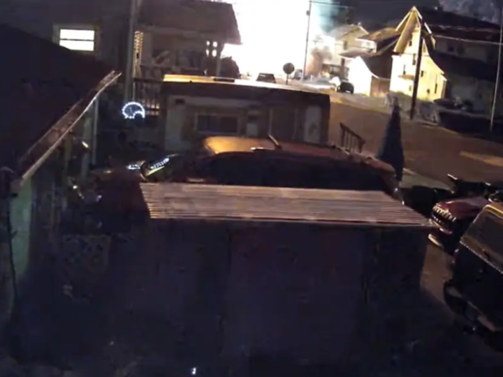 انفجار هائل يدمر منزلا ويقذف شخصين في الهواء كالصاروخ في أوهايو.. ونجاتهما بأعجوبة (فيديو)
