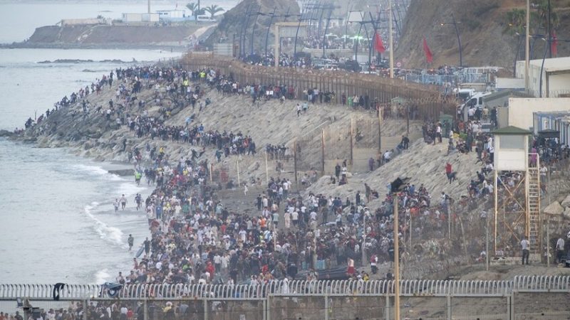 ماكرون يعرض على إسبانيا مساعدتها في مواجهة أزمة سبتة