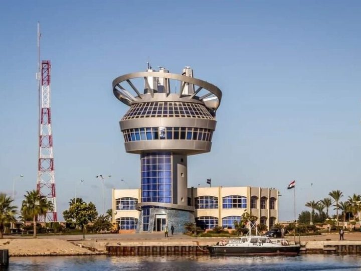 ميناء دمياط المصري يستعيد نشاطه بعد استهداف سفينتين داخله
