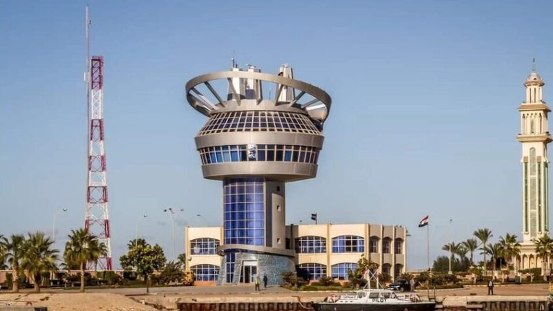 ميناء دمياط المصري يستعيد نشاطه بعد استهداف سفينتين داخله