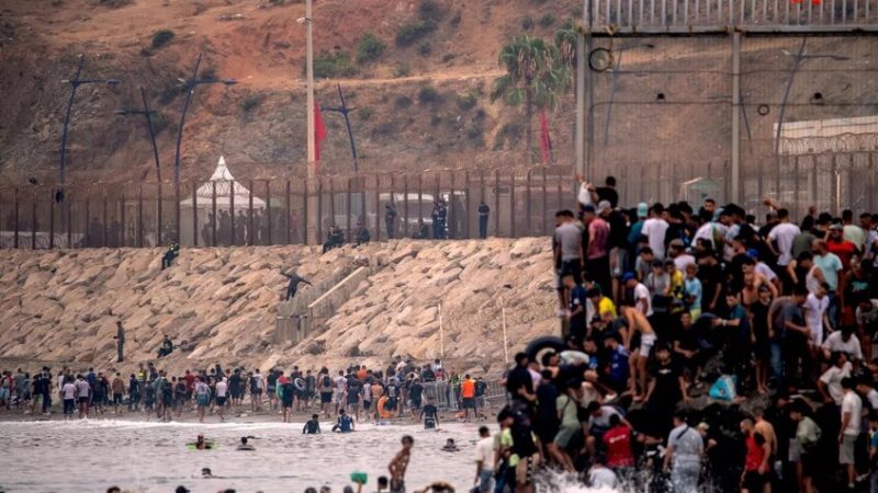 رويترز: الجوع والعداء يجبران مئات المهاجرين على مغادرة سبتة والعودة إلى المغرب