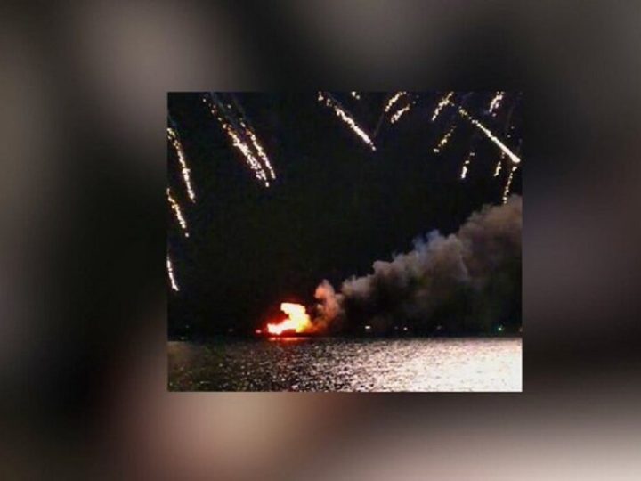 احتراق بارجة ألعاب نارية في بحيرة جنيف خلال احتفالات اليوم الوطني السويسري