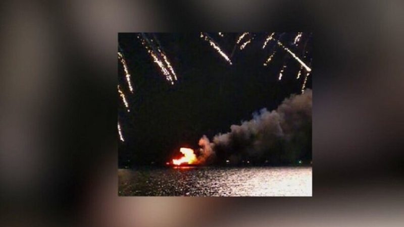 احتراق بارجة ألعاب نارية في بحيرة جنيف خلال احتفالات اليوم الوطني السويسري