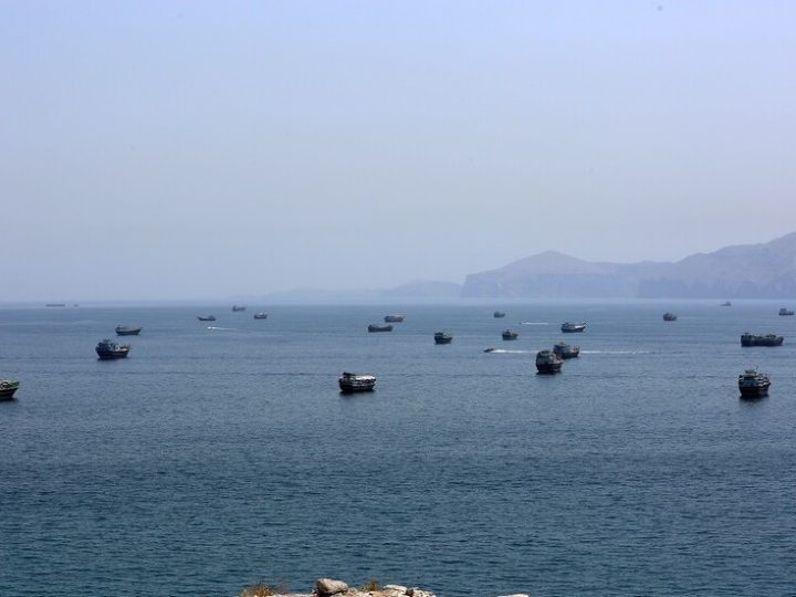 مصدر إيراني ينفي إعادة فتح مضيق هرمز