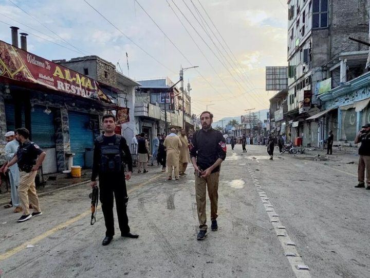 14 قتيلا و26 جريحا بتفجير انتحاري أمام مركز شرطة بشمال غربي باكستان