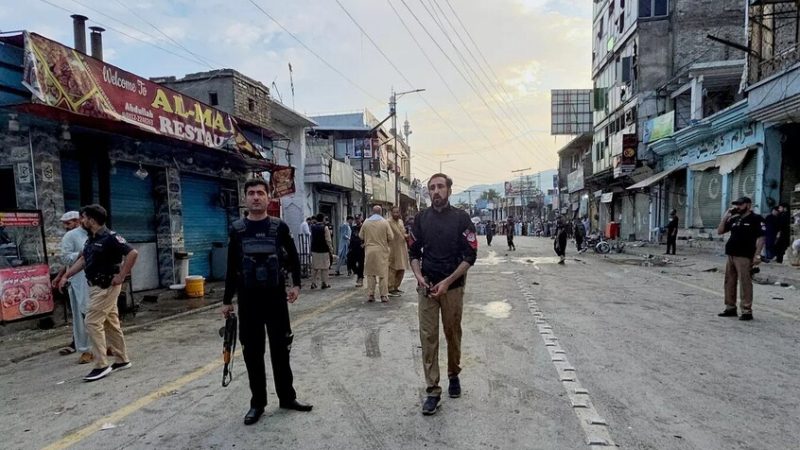 14 قتيلا و26 جريحا بتفجير انتحاري أمام مركز شرطة بشمال غربي باكستان