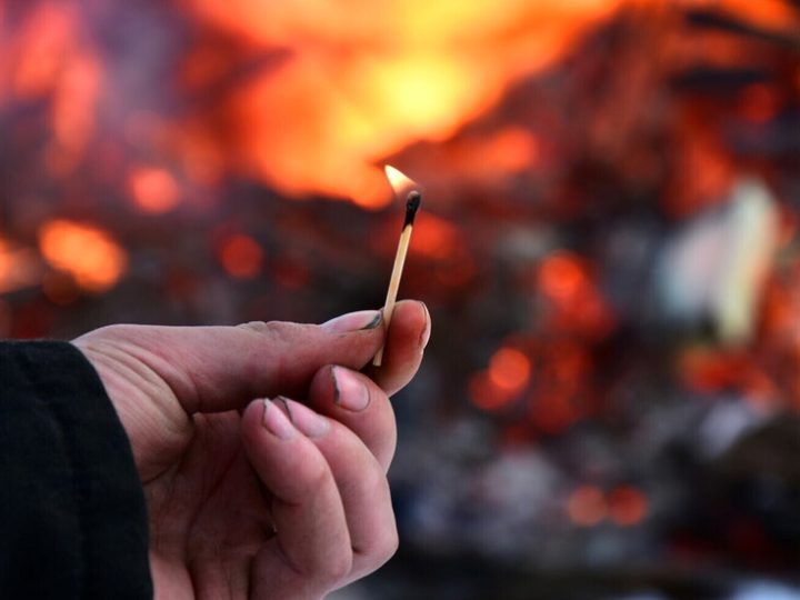 فرنسا تعتقل 380 مشتبها به في حرائق الجنوب.. والقاصرون يشكلون النسبة الأكبر (فيديو)