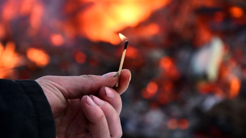 فرنسا تعتقل 380 مشتبها به في حرائق الجنوب.. والقاصرون يشكلون النسبة الأكبر (فيديو)