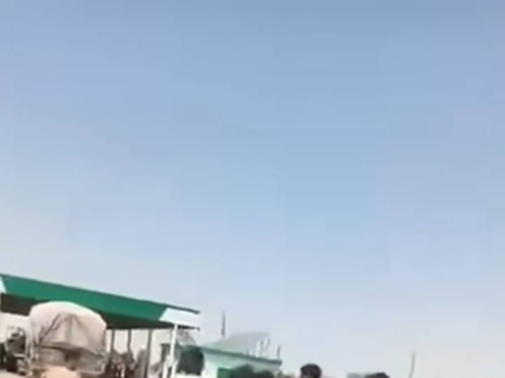 إعادة شبان سوريين من الحدود التركية بعد تعرضهم للضرب وسلب ملابسهم