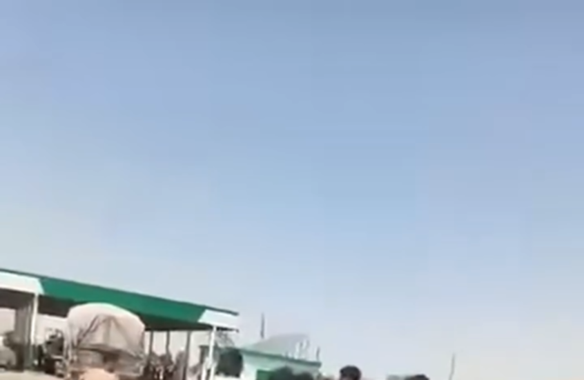 إعادة شبان سوريين من الحدود التركية بعد تعرضهم للضرب وسلب ملابسهم