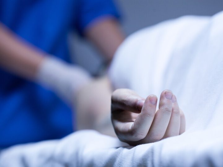 بريطاني يحتفظ بجثة والدته 3 سنوات في المجمد ويخدع السلطات للحصول على أموالها