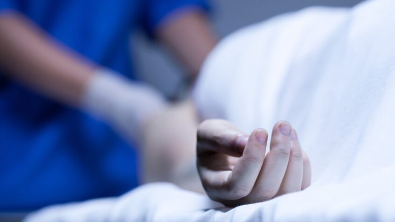 بريطاني يحتفظ بجثة والدته 3 سنوات في المجمد ويخدع السلطات للحصول على أموالها