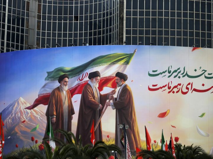 مكتب مجتبى خامنئي يرد على ادعاءات متداولة بشأن “استقالة الرئيس بزشكيان” وموقف المرشد منها