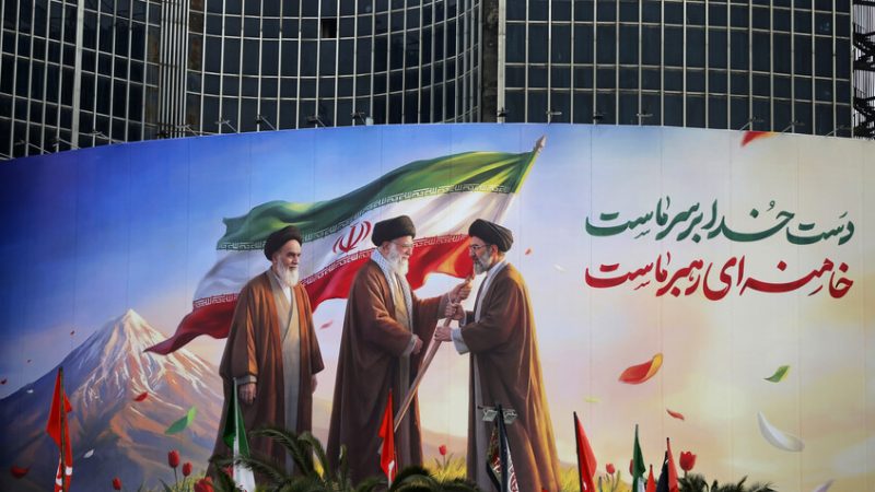 مكتب مجتبى خامنئي يرد على ادعاءات متداولة بشأن “استقالة الرئيس بزشكيان” وموقف المرشد منها